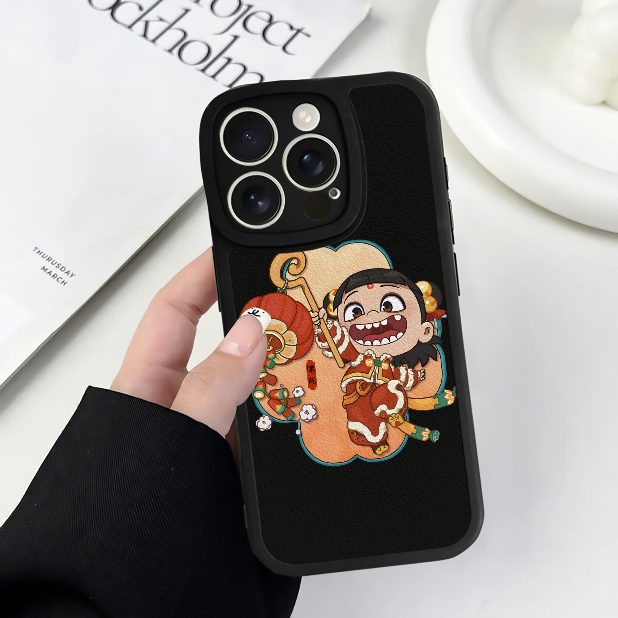 （画像用） Ne Zha 2 ナタ 魔童の大暴れ 【iPhone 16シリーズ対応】シリコンスマホケース（レザー調） 材質：シリコン